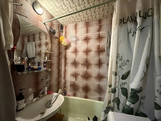 Продам трехкомнатную (3-комн.) квартиру, Балаклавская ул, 57, Симферополь г