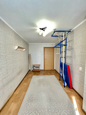 Продам трехкомнатную (3-комн.) квартиру, Сургутская ул, 4, Ишим г