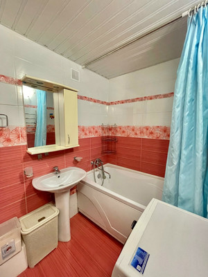 Продам трехкомнатную (3-комн.) квартиру, Сургутская ул, 4, Ишим г