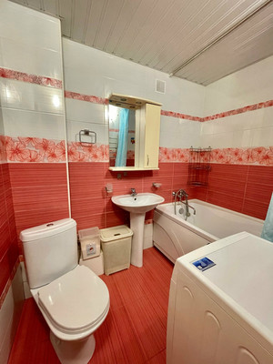 Продам трехкомнатную (3-комн.) квартиру, Сургутская ул, 4, Ишим г