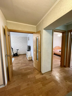 Продам трехкомнатную (3-комн.) квартиру, Сургутская ул, 4, Ишим г