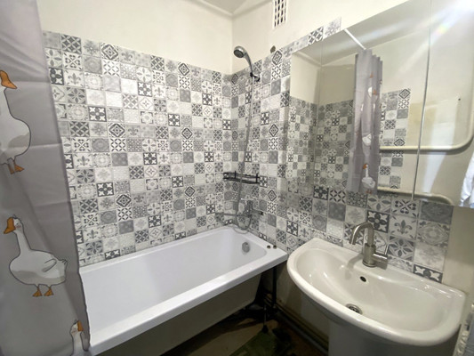 Продам трехкомнатную (3-комн.) квартиру, Школьная ул, 5, Витязево с