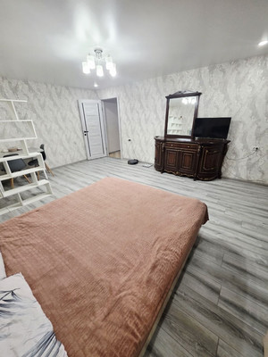 Продам двухкомнатную (2-комн.) квартиру, Строителей ул, 6, Молодежное пгт