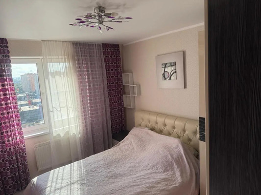 Продам трехкомнатную (3-комн.) квартиру, Героев-Разведчиков ул, 12, Краснодар г