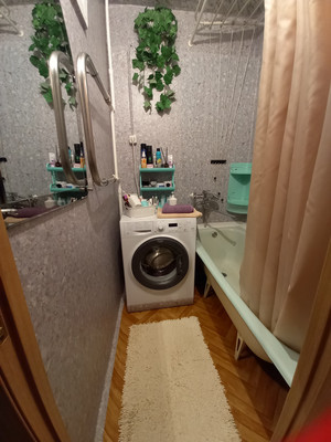 Продам двухкомнатную (2-комн.) квартиру, Омская ул, 4, Нижневартовск г