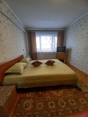 Продам двухкомнатную (2-комн.) квартиру, Омская ул, 4, Нижневартовск г