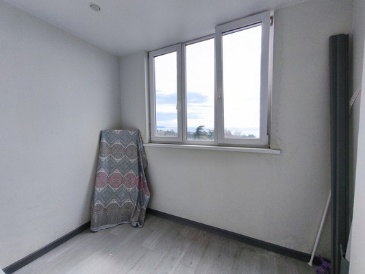 Продам трехкомнатную (3-комн.) квартиру, 2, Сосновый п