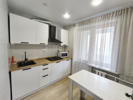 Продам трехкомнатную (3-комн.) квартиру, 2, Сосновый п