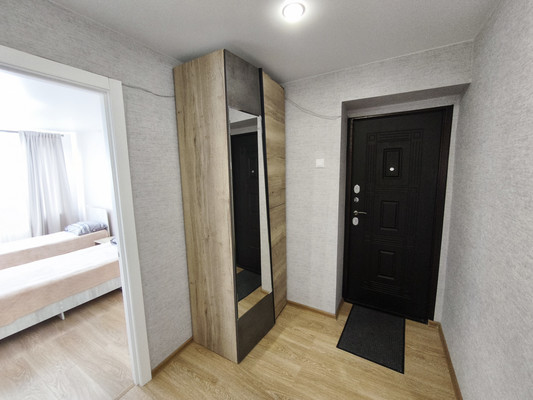 Продам трехкомнатную (3-комн.) квартиру, 2, Сосновый п