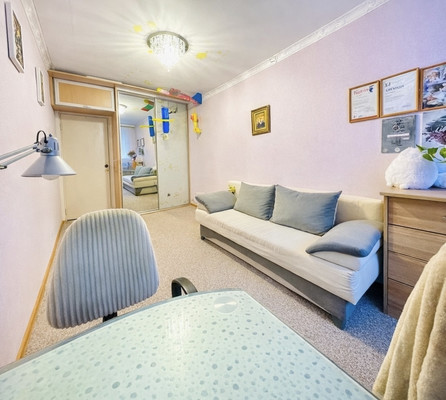 Продам трехкомнатную (3-комн.) квартиру, Имени Ю. Гагарина парк, 22, Калининград г