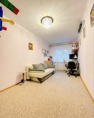 Продам трехкомнатную (3-комн.) квартиру, Имени Ю. Гагарина парк, 22, Калининград г