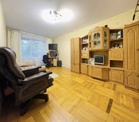 Продам трехкомнатную (3-комн.) квартиру, Имени Ю. Гагарина парк, 22, Калининград г