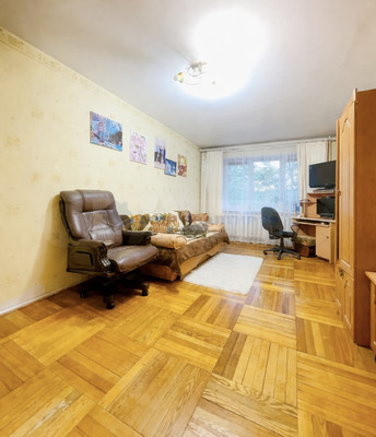 Продам трехкомнатную (3-комн.) квартиру, Имени Ю. Гагарина парк, 22, Калининград г