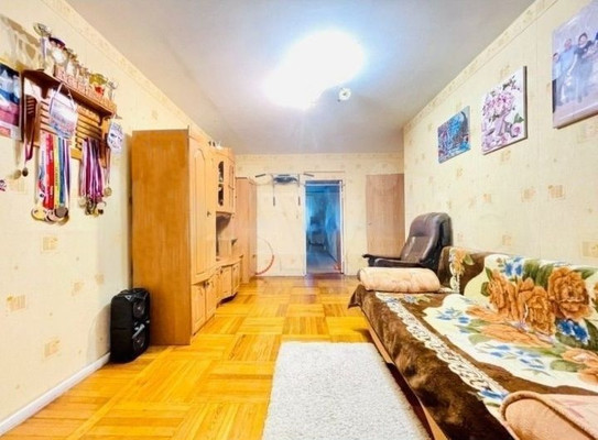 Продам трехкомнатную (3-комн.) квартиру, Имени Ю. Гагарина парк, 22, Калининград г