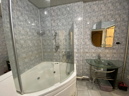 Продам двухкомнатную (2-комн.) квартиру, Омская ул, 68, Нижневартовск г