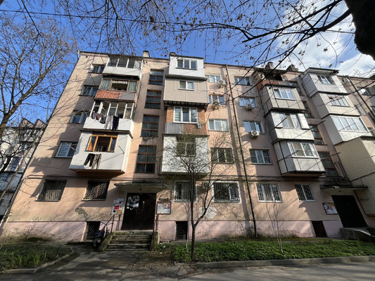 Продам трехкомнатную (3-комн.) квартиру, Кирова ул, 11, Нальчик г