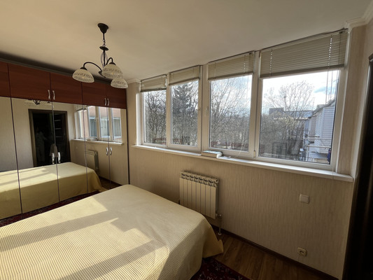 Продам трехкомнатную (3-комн.) квартиру, Кирова ул, 11, Нальчик г