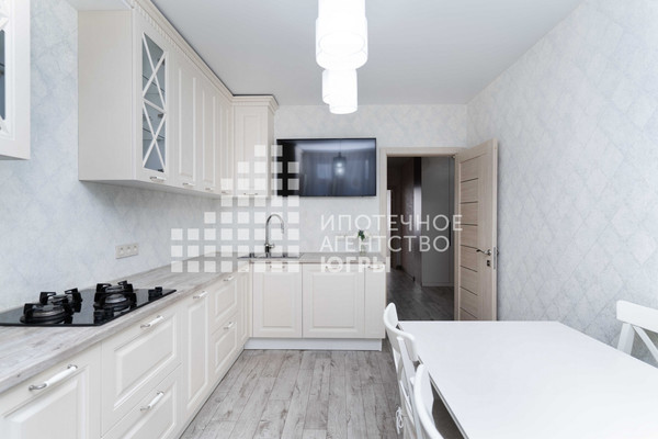 Продам трехкомнатную (3-комн.) квартиру, Самаровская ул, 1, Ханты-Мансийск г