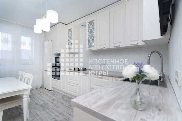 Продам трехкомнатную (3-комн.) квартиру, Самаровская ул, 1, Ханты-Мансийск г