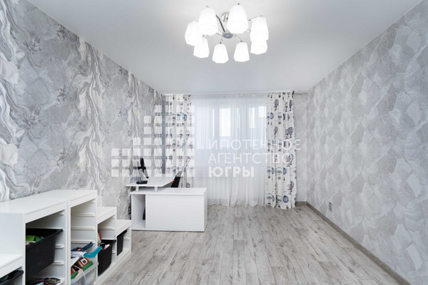 Продам трехкомнатную (3-комн.) квартиру, Самаровская ул, 1, Ханты-Мансийск г