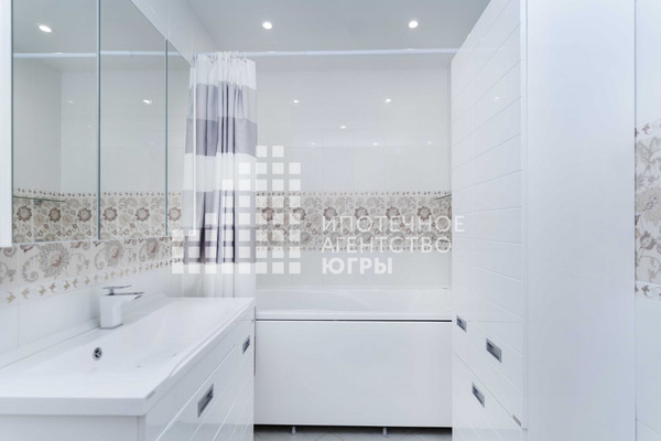 Продам трехкомнатную (3-комн.) квартиру, Самаровская ул, 1, Ханты-Мансийск г