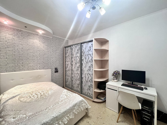 Продам двухкомнатную (2-комн.) квартиру, Дзержинского пр-кт, 192, Новороссийск г