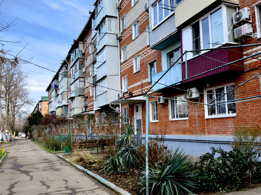 Продам двухкомнатную (2-комн.) квартиру, Темрюкская ул, 65, Краснодар г