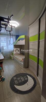 Продам двухкомнатную (2-комн.) квартиру, Героев пр-кт, 3, Просторный мкр