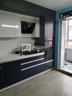 Продам двухкомнатную (2-комн.) квартиру, Героев пр-кт, 3, Просторный мкр