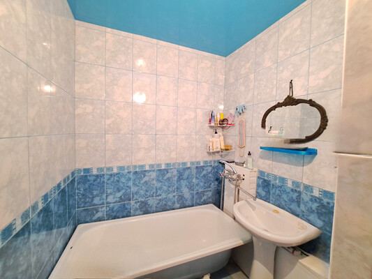 Продам трехкомнатную (3-комн.) квартиру, Профсоюзная ул, 224ка, Вольный Аул кп