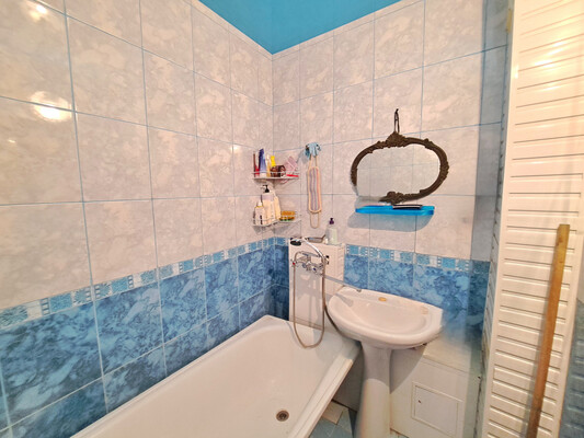 Продам трехкомнатную (3-комн.) квартиру, Профсоюзная ул, 224ка, Вольный Аул кп