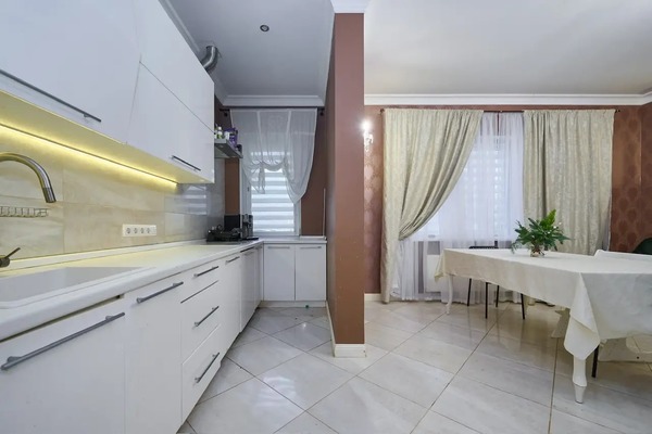 Продам многокомнатную квартиру, Российская ул, 72/2, Краснодар г