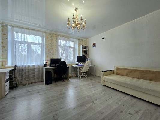 Продам трехкомнатную (3-комн.) квартиру, Обороны ул, 4А, Павловск г