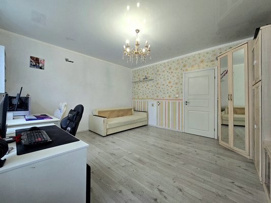 Продам трехкомнатную (3-комн.) квартиру, Обороны ул, 4А, Павловск г