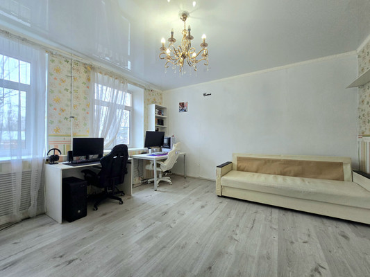 Продам трехкомнатную (3-комн.) квартиру, Обороны ул, 4А, Павловск г