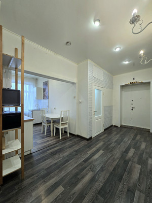 Продам трехкомнатную (3-комн.) квартиру, Обороны ул, 4А, Павловск г