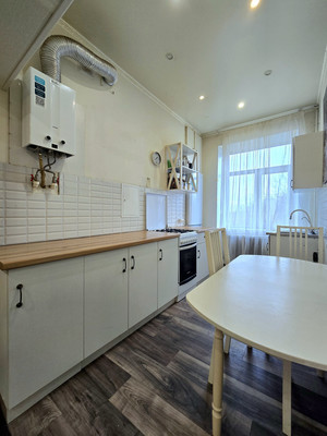 Продам трехкомнатную (3-комн.) квартиру, Обороны ул, 4А, Павловск г