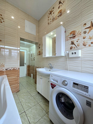 Продам трехкомнатную (3-комн.) квартиру, Обороны ул, 4А, Павловск г