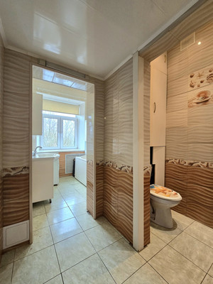 Продам трехкомнатную (3-комн.) квартиру, Обороны ул, 4А, Павловск г