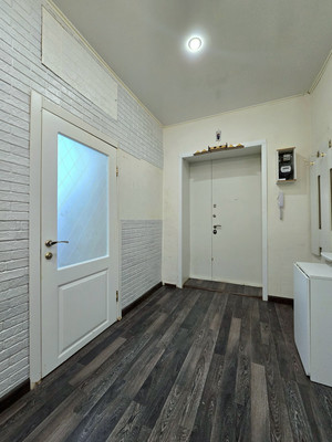 Продам трехкомнатную (3-комн.) квартиру, Обороны ул, 4А, Павловск г