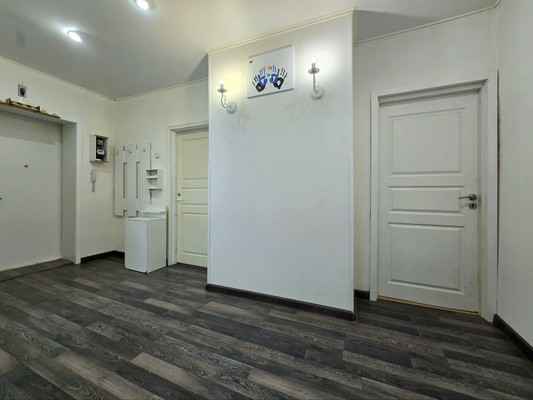 Продам трехкомнатную (3-комн.) квартиру, Обороны ул, 4А, Павловск г