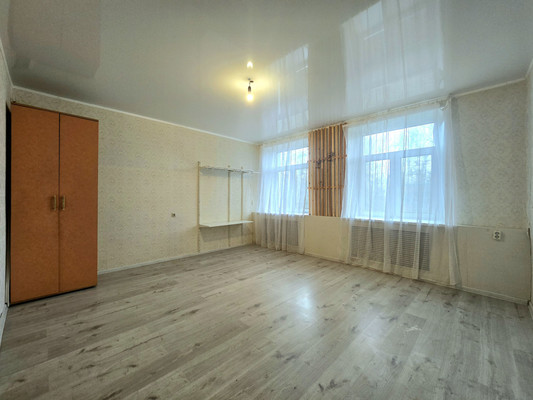 Продам трехкомнатную (3-комн.) квартиру, Обороны ул, 4А, Павловск г