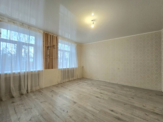 Продам трехкомнатную (3-комн.) квартиру, Обороны ул, 4А, Павловск г