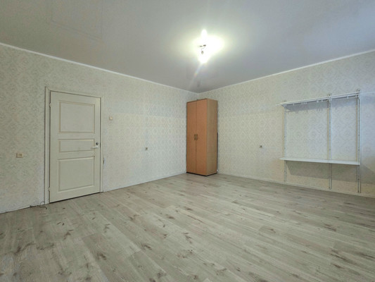 Продам трехкомнатную (3-комн.) квартиру, Обороны ул, 4А, Павловск г