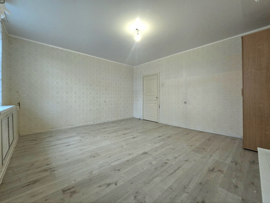 Продам трехкомнатную (3-комн.) квартиру, Обороны ул, 4А, Павловск г