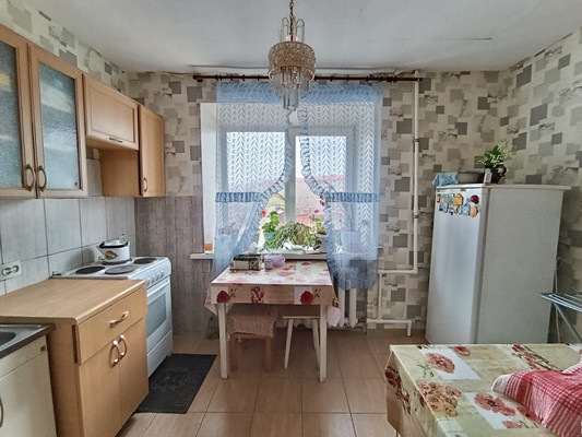 Продам двухкомнатную (2-комн.) квартиру, Большая ул, 165а, Ишим г