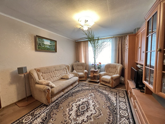 Продам трехкомнатную (3-комн.) квартиру, Светлая ул, 27, Комсомольское пгт