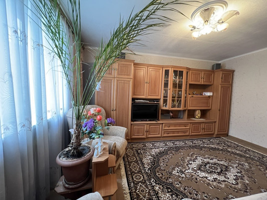 Продам трехкомнатную (3-комн.) квартиру, Светлая ул, 27, Комсомольское пгт