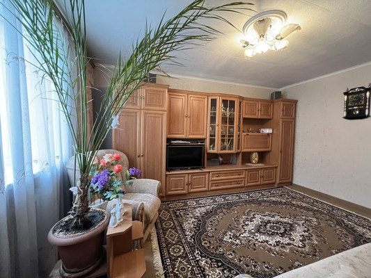 Продам трехкомнатную (3-комн.) квартиру, Светлая ул, 27, Комсомольское пгт