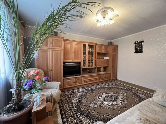 Продам трехкомнатную (3-комн.) квартиру, Светлая ул, 27, Комсомольское пгт